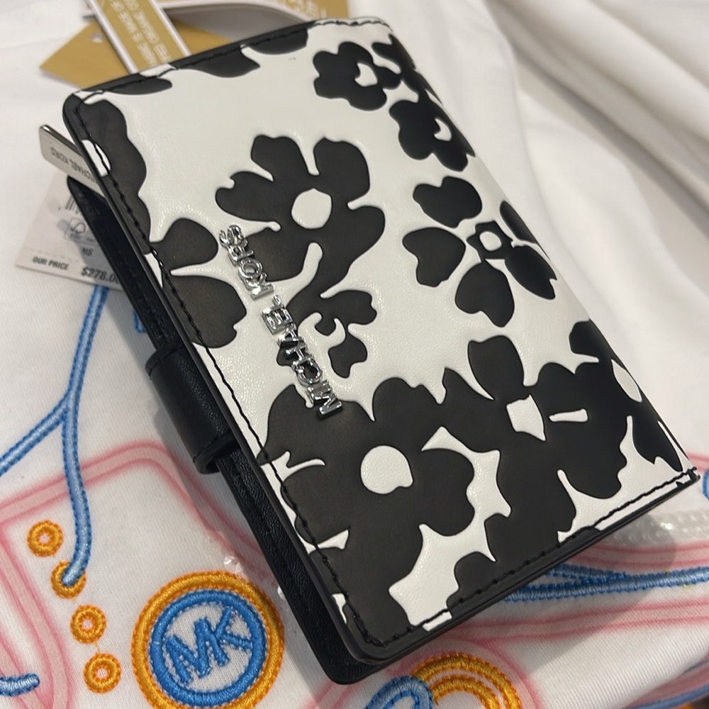 Michael Kors Jet Set Medium Floral Print Bi-Fold Wallet
Black
NWT - Picture 7 of 16